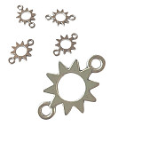 Kovový přívěsek - sluníčko 18x11 mm stříbrná barva